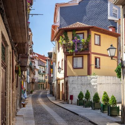 Гимарайнш и усадьба с винодельней — атмосферный день в Северной Португалии