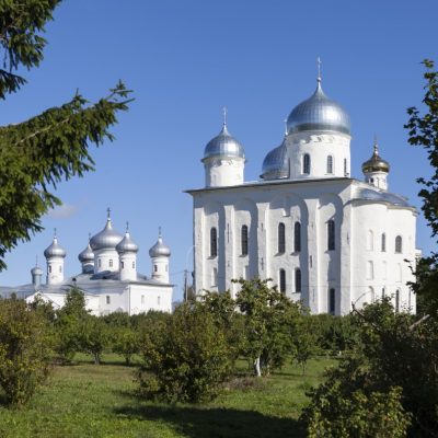 Хутынский и Юрьев монастыри — древние святыни Великого Новгорода (на вашем авто)