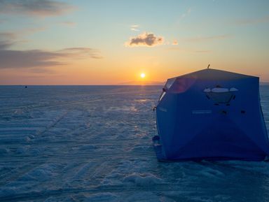 Зимняя морская рыбалка в теплой палатке