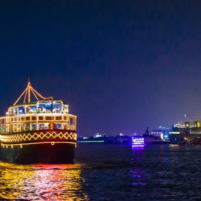 Ужин и вечернее шоу на арабской лодке доу — в Дубай из Аджмана