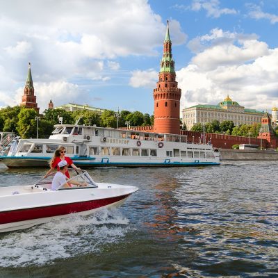 Водная прогулка за штурвалом катера вдоль Кремля