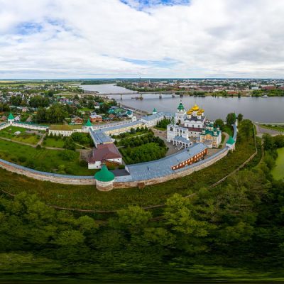 Вечер на Волге: панорама Костромы и «Дом стрельца»
