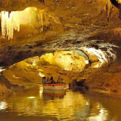 Подземная река в пещерах Святого Иосифа
