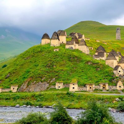 Топ-места Осетии: Даргавс, Мидаграбинские водопады и качели над пропастью