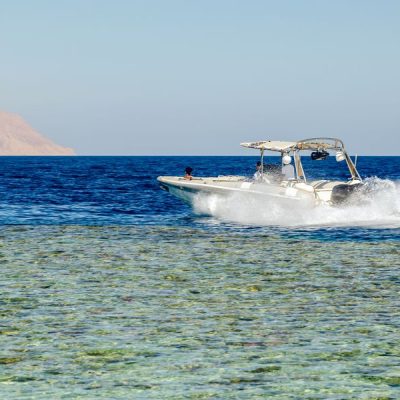 Индивидуальная прогулка на катере в Красном море