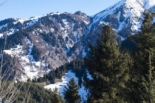 Алматы в окружении гор Тянь-Шаня: поездка в урочище Медеу.
