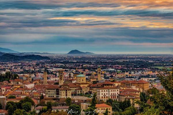 Бергамо - очарование Античности Пейзажа Архитектуры.