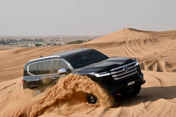 Сафари в пустыне Lah Bab: с ужином в VIP-кемпинге и катанием на верблюдах