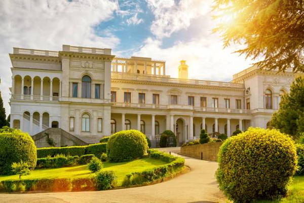 Дворцы и замки Южного берега Крыма: Алупка, Ливадия, Ласточкино гнездо