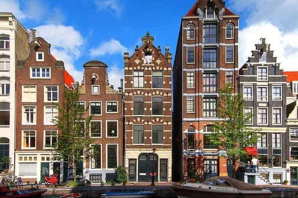 По каналам города на кораблике с голландским вином и сыром