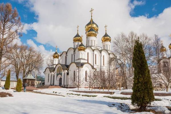 Два монастыря и святой источник города Залесья