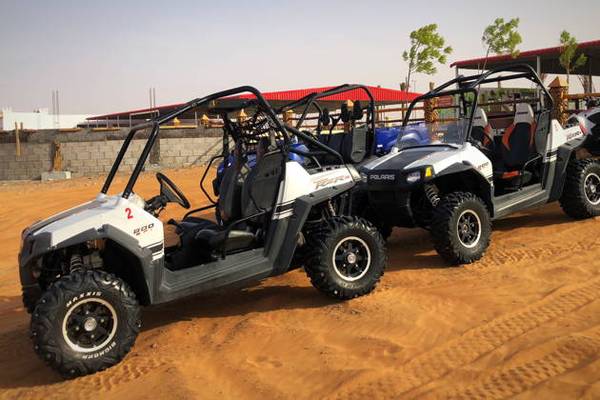 Захватывающая езда по дюнам на квадроциклах с ужином и шоу в кемпинге