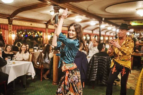 Круиз с ужином, живой музыкой и фольклорной программой