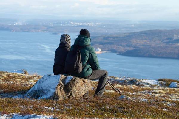 Бескрайние сопки и залив: другой вид на Мурманск