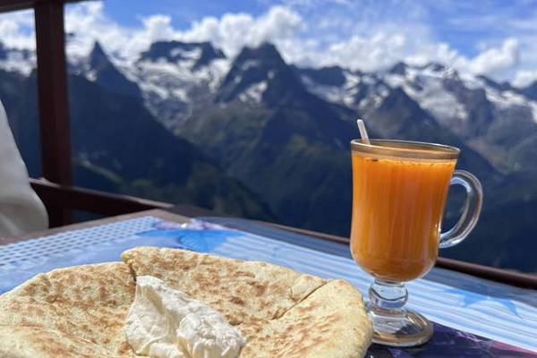 Завораживающая красота Домбая: перевал Гум-Баши, озеро Кара-Кёль и храм