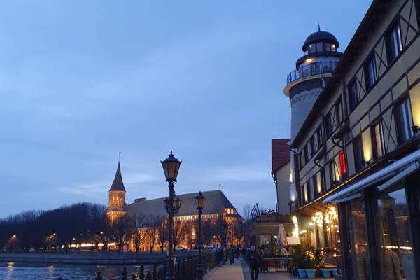 Огни ночного города: вечерняя прогулка по Калининграду 