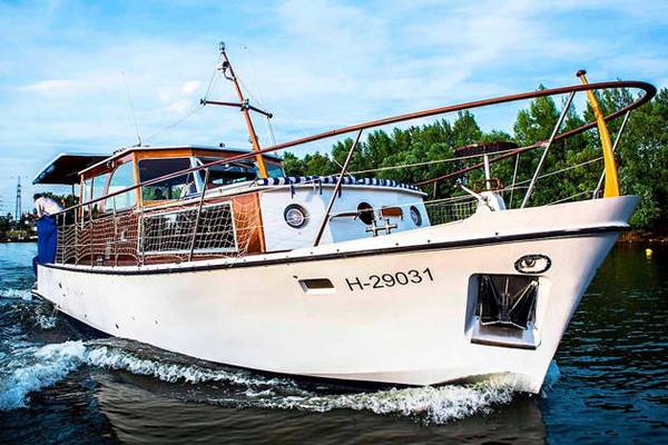 Аренда лодки премиум-класса в Будапеште: круиз с ужином для гурманов