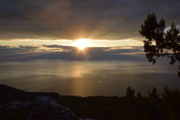 Встреча рассвета в горах над Ялтой из Мисхора
