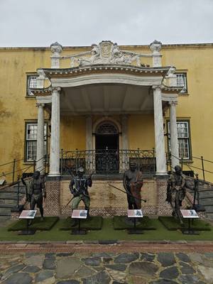 Пора в Кейптаун: замок Доброй Надежды и лучшие винодельни района Констанша