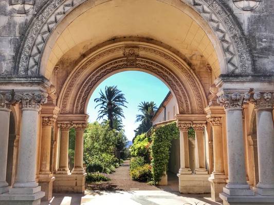 Дворец кинофестивалей в Каннах и Леринские острова