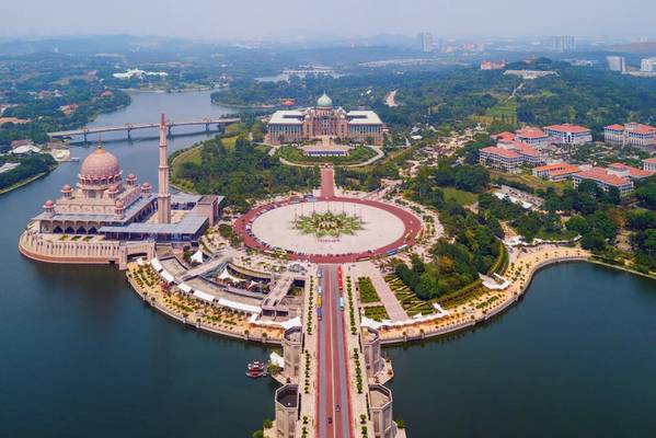 Путраджая: город-сказка, город-сад