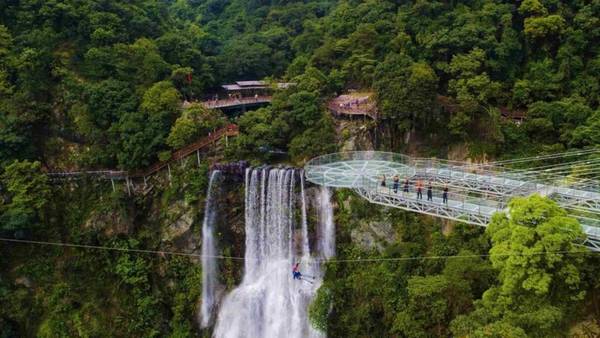 Из Гуанчжоу — на стеклянный мост Gun Long Skywalk