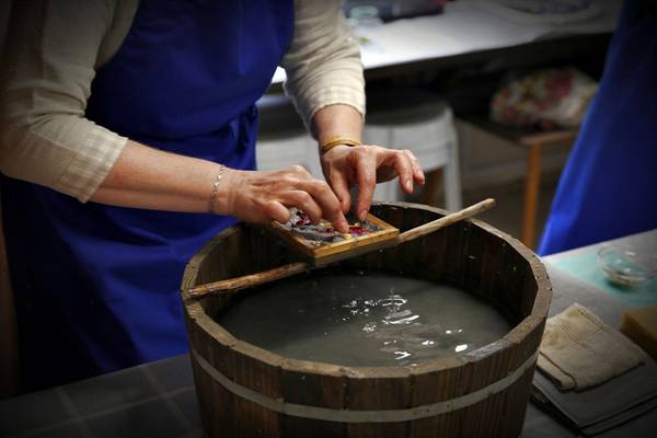 Печоры: мастер-класс по старинному литью бумаги