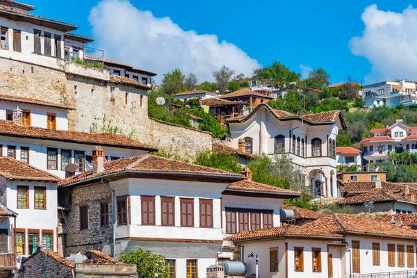 Город тысячи окон: путешествие в Берат из Тираны