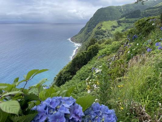 Восток острова Сан-Мигель: океан, скалы и водопады (из Понта-Делгады)