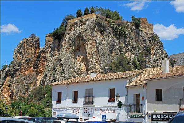 Деревня-музей Гуадалест, водопады или парк динозавров и кое-что еще