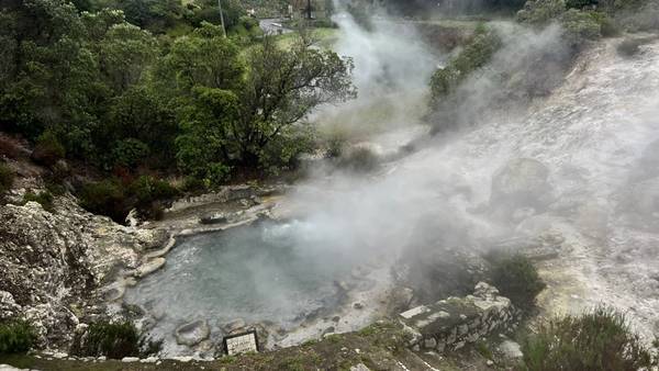 Фурнаш — город в вулкане (из Понта-Делгады)