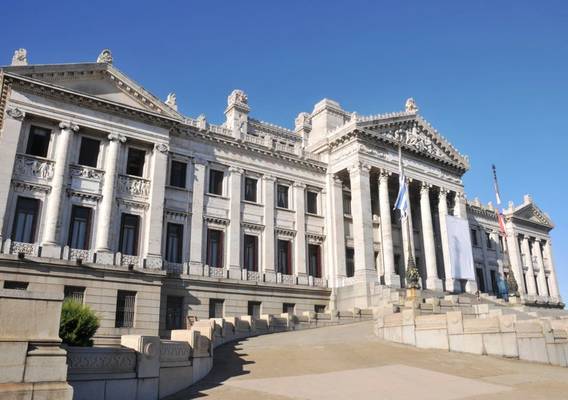 От колониальной площади до небоскрёба Сальво — по Монтевидео на машине