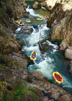 Рафтинг у горы Учжишань + полоса препятствий по ущелью реки