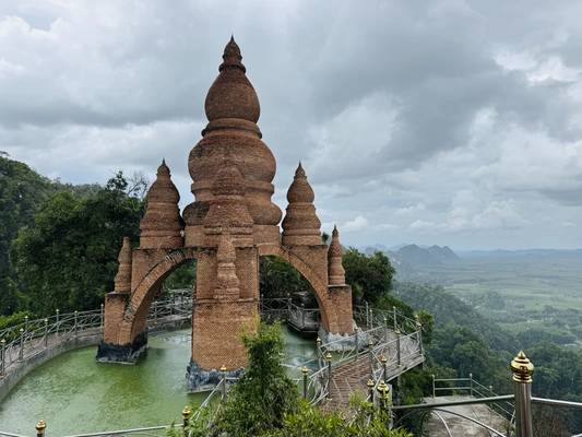 Небесные висячие пагоды Сурат Тхани