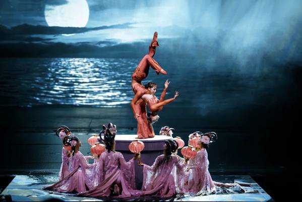 Шоу от режиссёра цирка «Дю Солей» в этническом парке в Санье